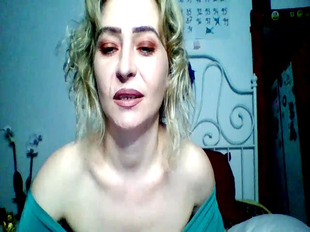 Live sex webcam photo for GoldenGirl4U1 #268784885