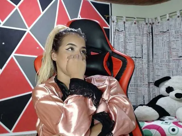 Live sex webcam photo for adri14-1 #268805692