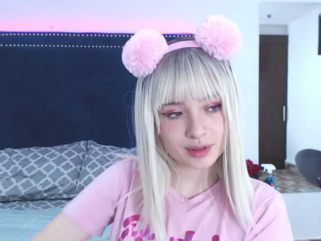 Live sex webcam photo for CarolineJames #268810044