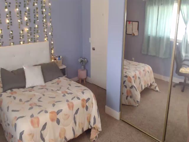 Live sex webcam photo for Hollydollxo #268817389