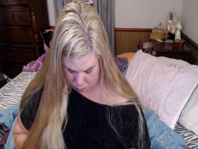 Live sex webcam photo for PlumpKittyKat #268803197