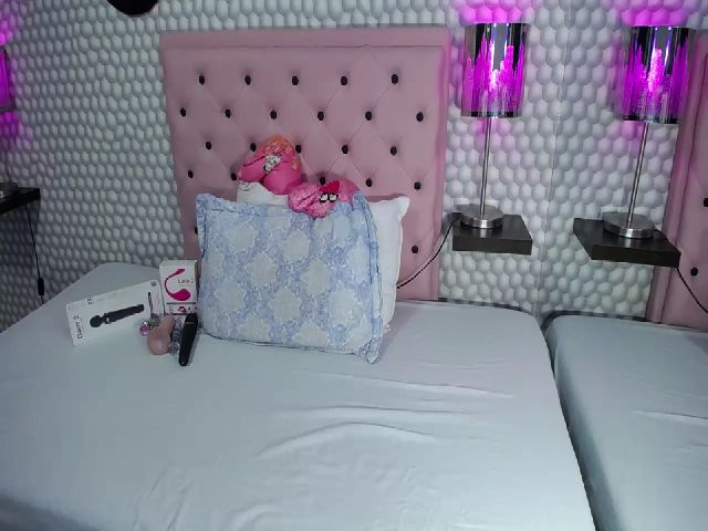 Live sex webcam photo for SexyAshley2x #268803960