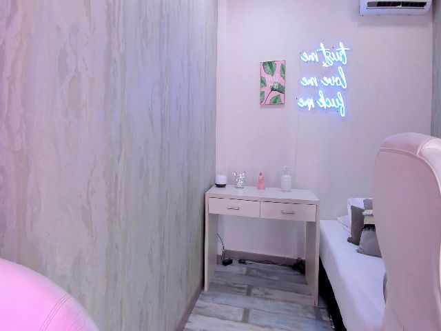 Live sex webcam photo for VictoriaMilan #268813167