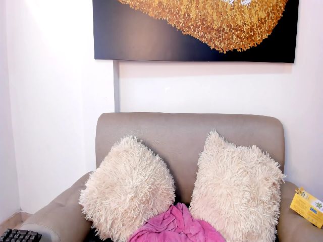 Live sex webcam photo for Roseann__ #268810880