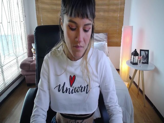 Live sex webcam photo for Kimjeniie #268812877