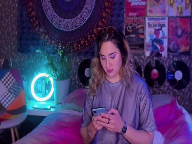 Live sex webcam photo for RETROGIRL_X #268821549