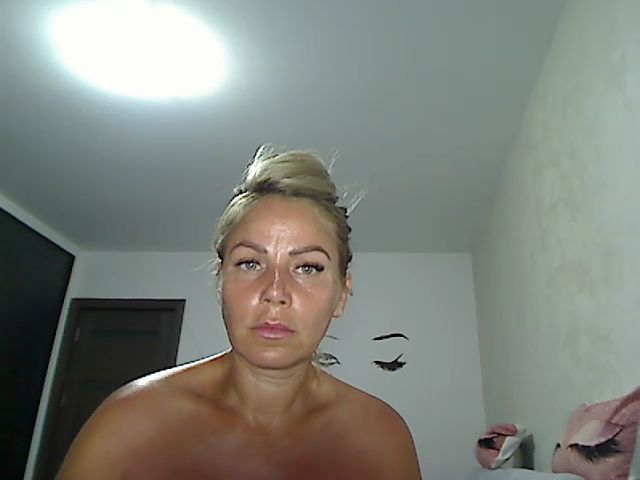Live sex webcam photo for Yourmilf24 #268806847