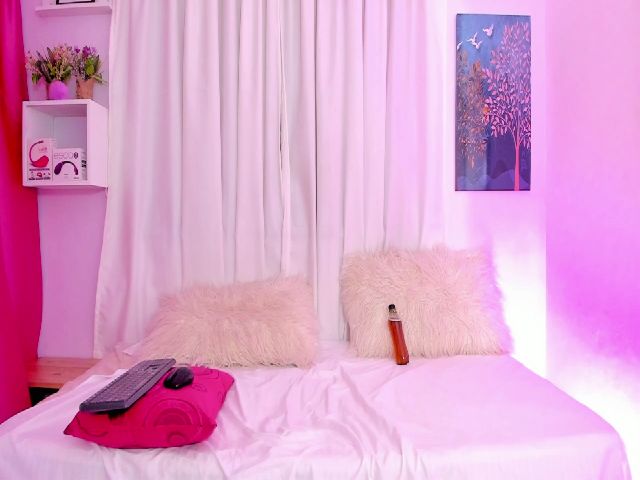 Live sex webcam photo for Meganmoore_ #268825341