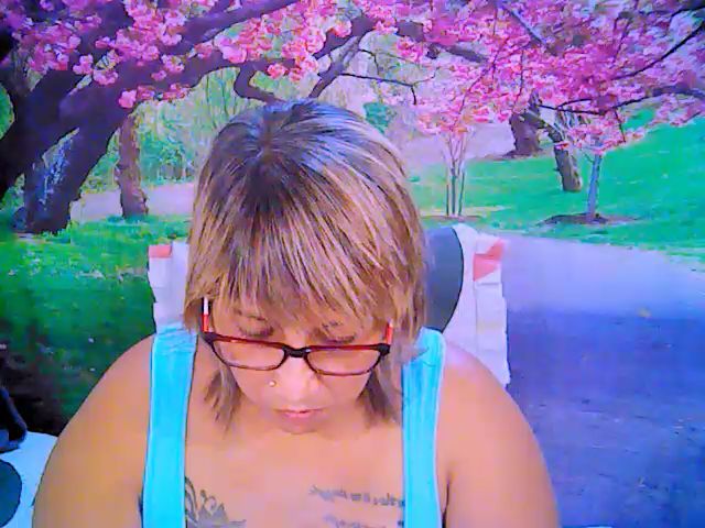 Live sex webcam photo for Roxyfoxy69 #268831718