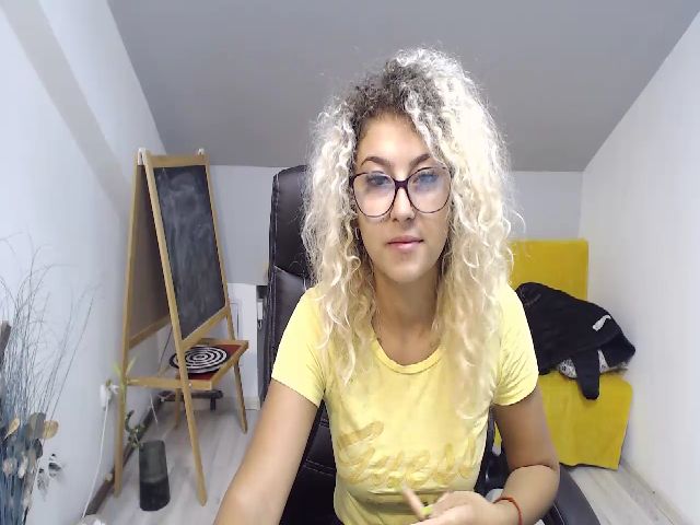 Live sex webcam photo for CurlyBella #268825968