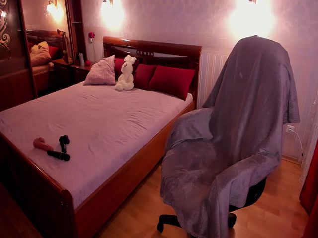 Live sex webcam photo for VictoriaJons5 #268831725