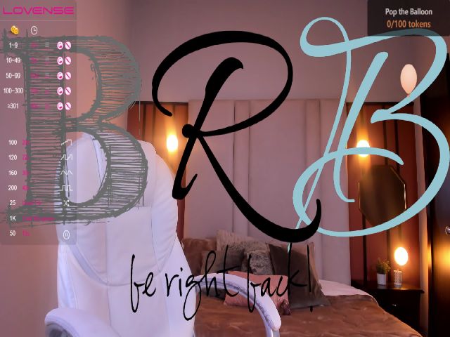 Live sex webcam photo for Vikypetitee #268831517