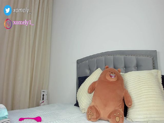 Live sex webcam photo for Emiemilyy #268824909
