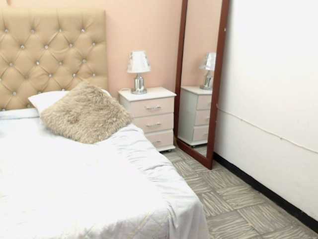 Live sex webcam photo for GreysMiller #268880905