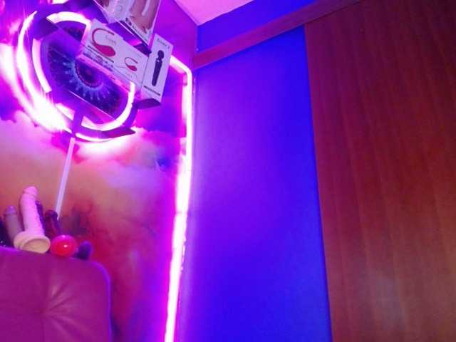 Live sex webcam photo for lucy-hot1 #268881030