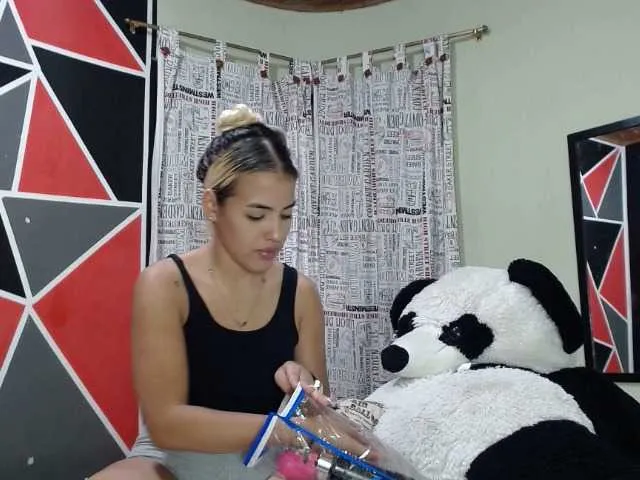 Live sex webcam photo for adri14-1 #268881256
