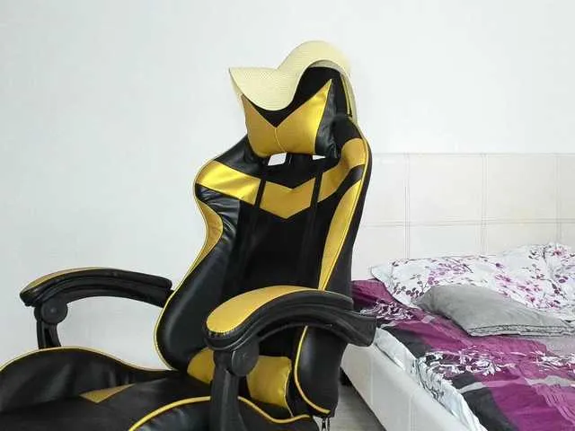 Live sex webcam photo for YOUNGCOUPLE20 #268871777