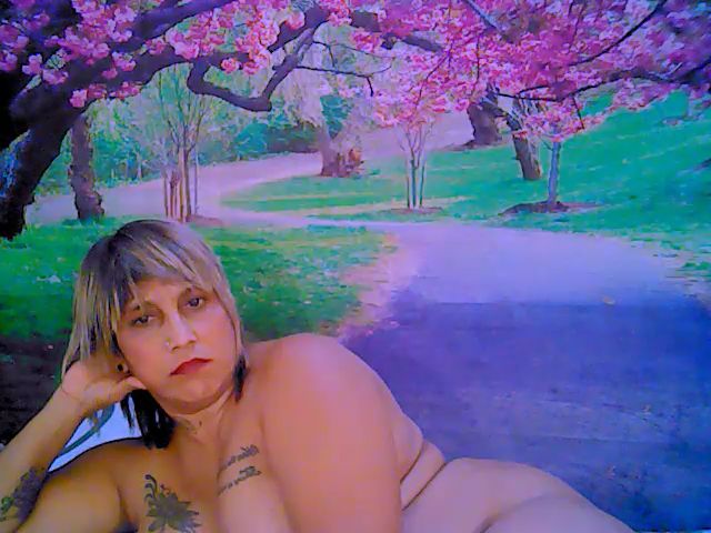 Live sex webcam photo for Roxyfoxy69 #268875608