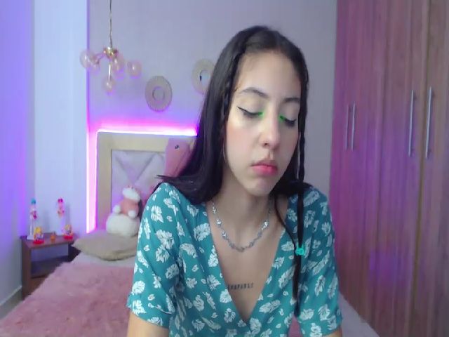 Live sex webcam photo for Emily_evans18 #268870029