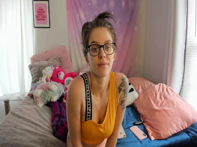 Live sex webcam photo for Meganholly00 #268879360