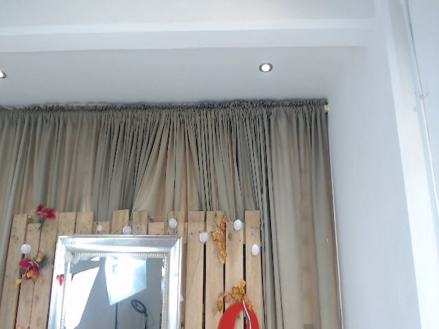 Live sex webcam photo for Lupita_hot3 #268877158