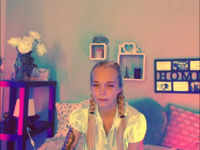 Live sex webcam photo for AnnaHappy18 #268889597