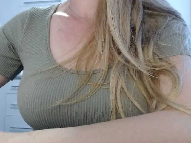 Live sex webcam photo for Malinkae #268893275