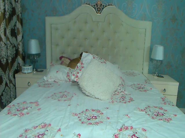 Live sex webcam photo for JessyLove20 #268891560