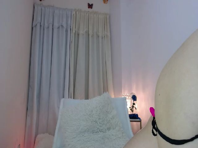 Live sex webcam photo for Silvia_Grey1 #268903527