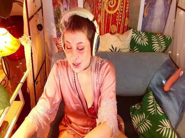 Live sex webcam photo for LunaOddityX #268902161