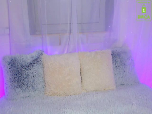 Live sex webcam photo for La_Kim__Cam #268901355