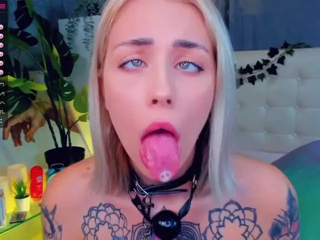 Live sex webcam photo for KaprinaGirrs #268909663