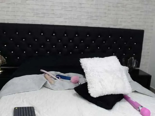 Live sex webcam photo for MeganHills #268904500