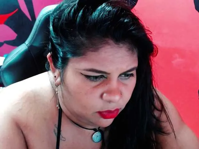 Live sex webcam photo for andreeina25 #268910627