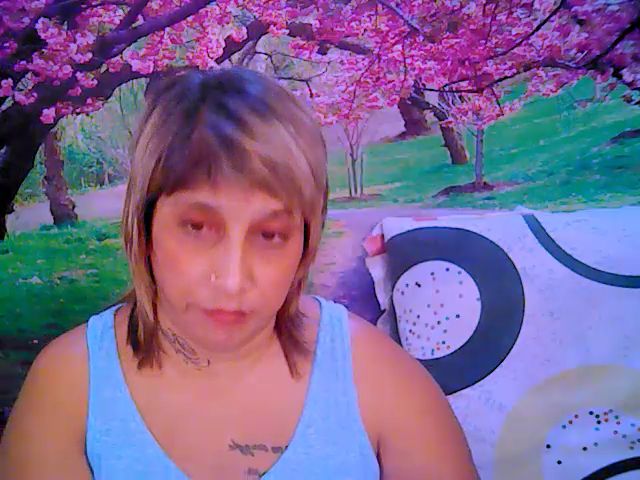 Live sex webcam photo for Roxyfoxy69 #268905913