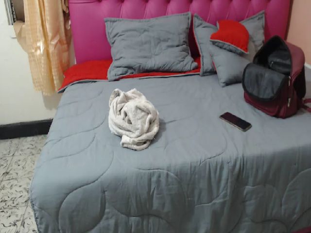 Live sex webcam photo for sophiie_fox #268906671