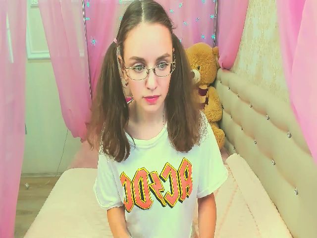 Live sex webcam photo for LIL_MAYA #268911701