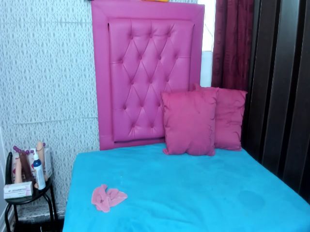Live sex webcam photo for laura_1_ #268916828