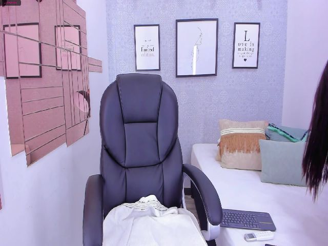 Live sex webcam photo for VictoriaMilan #268925568