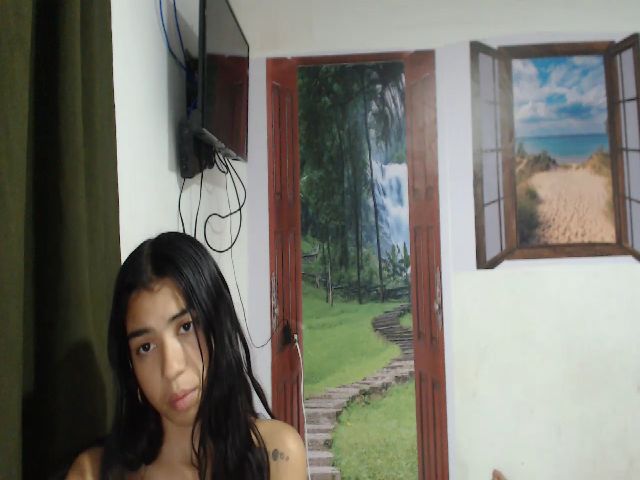 Live sex webcam photo for dollsquirtxxx #268912925