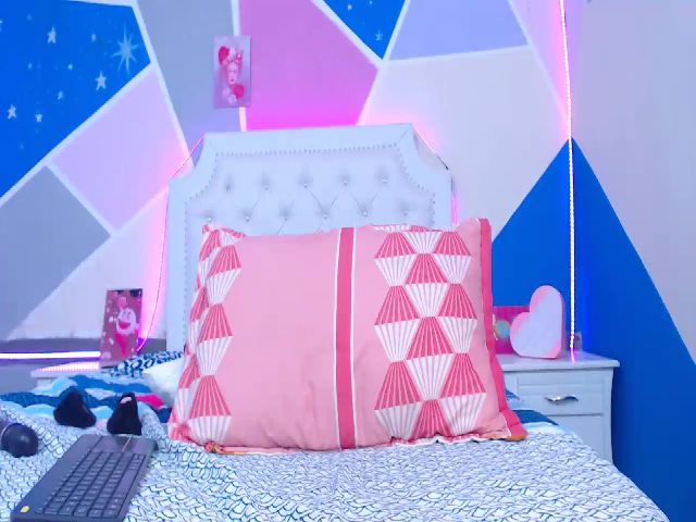 Live sex webcam photo for CrystalJoness #268924775