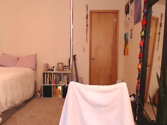 Live sex webcam photo for KaylenPeach #268922567