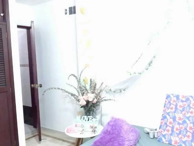 Live sex webcam photo for lilyhung50 #268940626