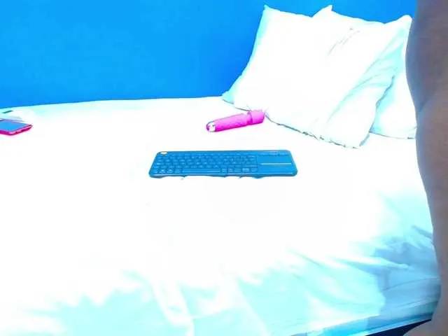 Live sex webcam photo for kendall-tasha #268926280