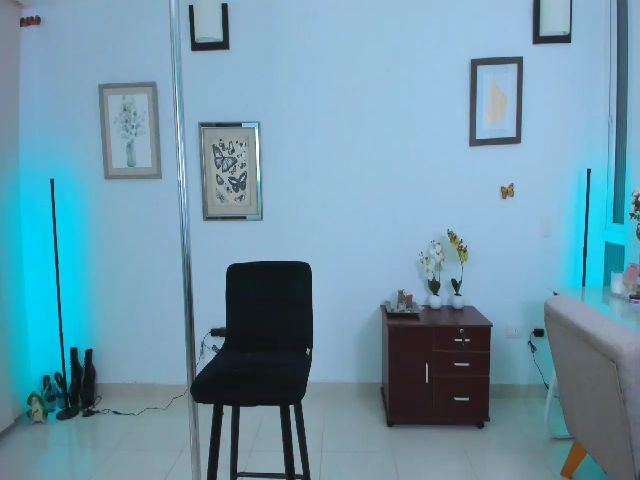 Live sex webcam photo for StephsFantasy #268930840