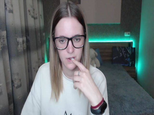 Live sex webcam photo for Ella_Hudson #268939184