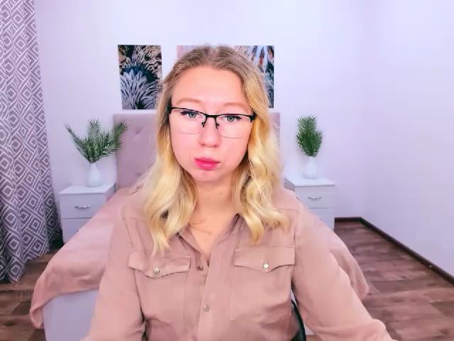 Live sex webcam photo for LizaSwan #268934283
