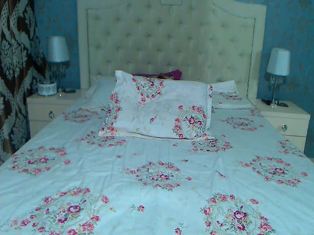 Live sex webcam photo for JessyLove20 #268932769