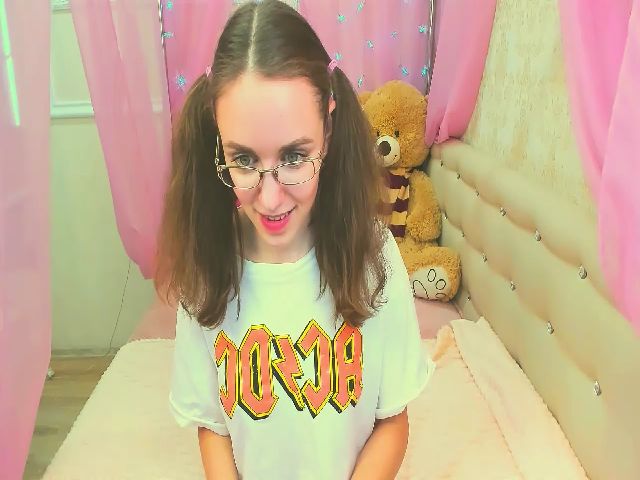 Live sex webcam photo for LIL_MAYA #268930356