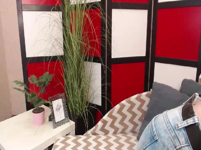 Live sex webcam photo for ReanaQueen #268934887